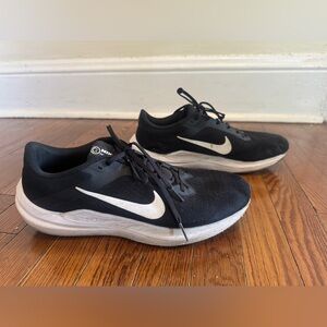 Nike Black & White Men's Air Winflo 10 Running Shoes size 11